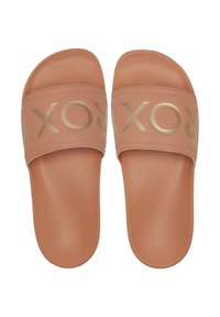 Pár růžových nazouvacích sandálů s texturovanými stélkami a širokými pásky, na kterých je metalické značení "ROXY".