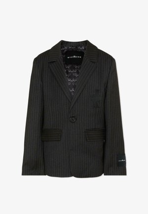 Ciemnoszara marynarka w prążki z klapami z nacięciem, zapinana na jeden guzik, z dwoma kieszeniami z patkami i subtelnym haftowanym herbem na piersi.