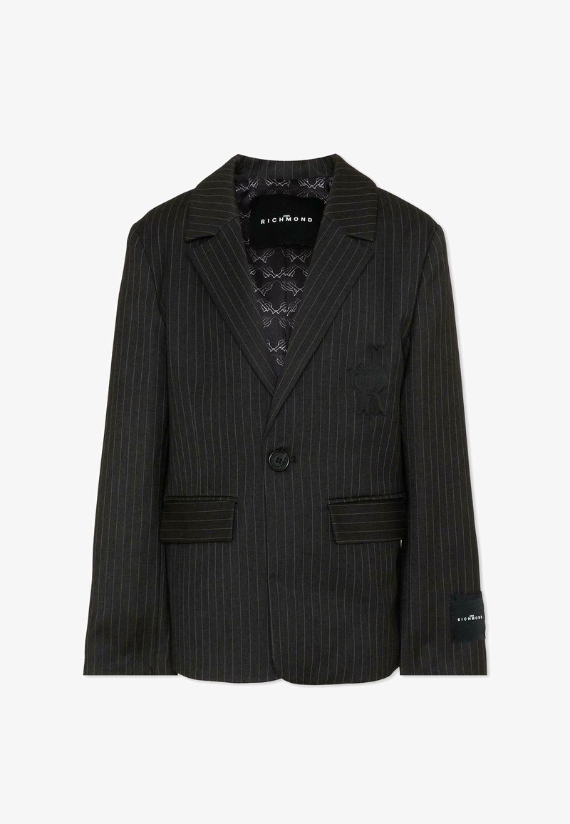 Blazer gris foncé à fines rayures avec revers crantés, fermeture à un bouton, deux poches à rabat, et un blason brodé subtil sur la poitrine.