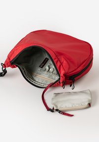 Rote Stofftasche mit glatter Textur und Reißverschluss; beinhaltet ein kleines, hellgraues Täschchen mit passendem Reißverschluss.