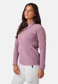 Lila fleece pullover met hoge kraag, halve rits aan de voorkant en een gestructureerde stof. Bevat zijnaden en geborduurde logo-accenten.