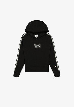 Czarna bluza z kapturem, z białą naszywką logo, kontrastującymi paskami po bokach, ściągaczami na rękawach i luźnym krojem. Wykonana z miękkiego materiału.