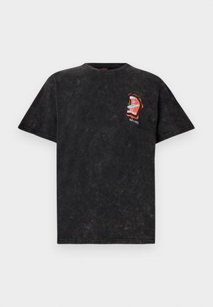 T-shirt noir délavé à manches courtes avec un petit graphique de bouche criante rouge et le texte "Santa Cruz" sur la poitrine gauche.