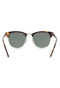 Sunglasses dengan motif cangkang kura-kura, lensa hijau, jembatan logam, bantalan hidung transparan, dan gagang cokelat. Desain sudut dengan finishing yang mengkilap.
