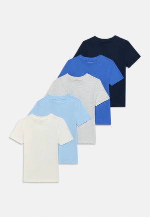 Fem ensfarvede t-shirts med korte ærmer og rund hals i en forskudt række, farver forfra og bagud: hvid, lyseblå, grå, blå og marineblå.
