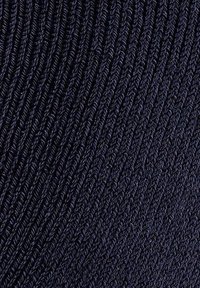 Tengerészkék bordázott szövet, amely texturált mintázattal rendelkezik, a felületen függőlegesen futó kiemelkedő vonalakkal.