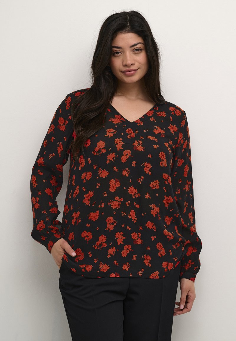Sort blomstrede bluse med V-hals, lange ærmer og løs pasform, prydet med røde og orange blomster mønstre på et let stof.