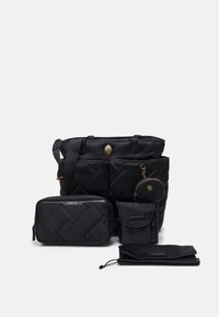 Svart quiltad tote-väska med guld detaljer, inkluderar en babykit, skötmatta och en liten ficka; alla i matchande svart material.