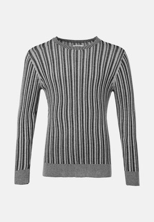 Szary sweter z długim rękawem z pionowymi ciemnoszarymi paskami, z ribbowanymi mankietami, dołem i okrągłym dekoltem na jednolitym tle.