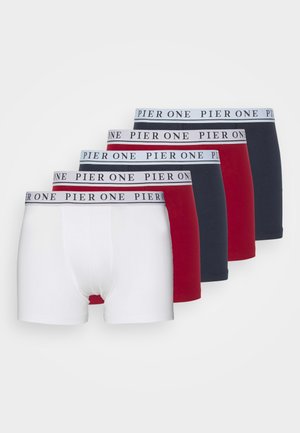 Ensemble de quatre boxers en blanc, rouge et bleu marine. Fabriqués en coton avec des bandes élastiques arborant le logo "PIER ONE". Design à coupe classique.