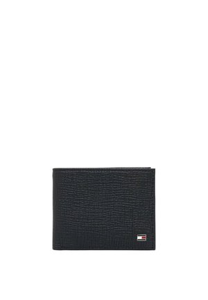 Portefeuille noir texturé avec un design pliable, présentant des coutures visibles et un petit logo accentué dans le coin inférieur droit.