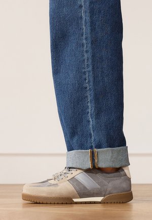 Manfield, Trainers - grau