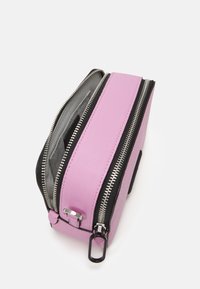 Karl Lagerfeld Jeans LOGO PATCH CAMERA - Torba preko tijela - moonlite mauve