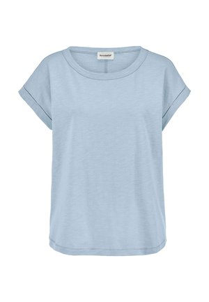 Hellblaues kurzärmeliges T-Shirt mit rundem Ausschnitt und einem kleinen Markenetikett am Kragen, dargestellt auf einem schlichten weißen Hintergrund.