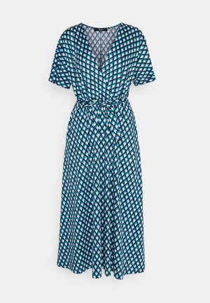 Sinivalkoinen kuviollinen midi-mekko, jossa on lyhyet hihat, V-aukko, kietaisumallinen etuosa ja solmittava vyötärövöri yksivärisessä taustassa.