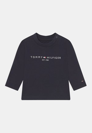 Mørkeblå babybluse med lange ærmer med Tommy Hilfiger-logo og EST. 1985-tekst foran, samt et lille flag på ærmet.