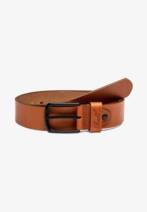 Cinturón de cuero marrón con una correa ancha, que cuenta con una hebilla de metal negro y un detalle de costura en el pasador, diseñado para la durabilidad y el estilo.