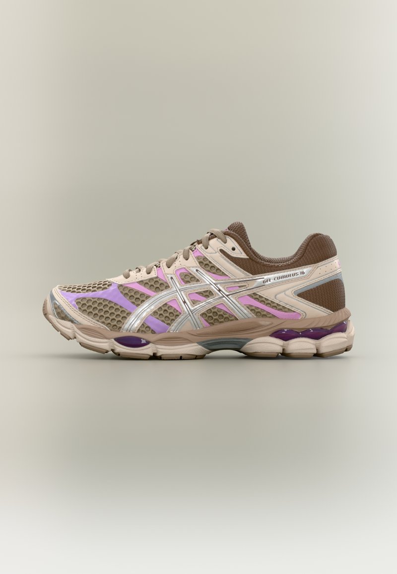 Το παπούτσι για τρέξιμο διαθέτει πάνω μέρος από διχτυωτό υλικό σε μπεζ χρώμα με ασημί και μωβ λεπτομέρειες. Στρογγυλεμένη μύτη και μαλακή σόλα σχεδιασμένη για άνεση και υποστήριξη.