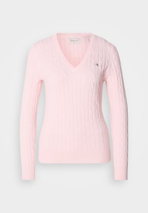 Jersey de punto rosa con escote en V, que presenta un patrón de trenzas y puños acanalados. Pequeño logo en el lado izquierdo del pecho. Textura suave.