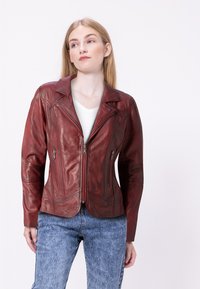 Rote Lederjacke mit Reverskragen, Reißverschluss vorne und zwei seitlichen Taschen. Die Jacke hat ein tailliertes Design mit Nähten für Struktur.