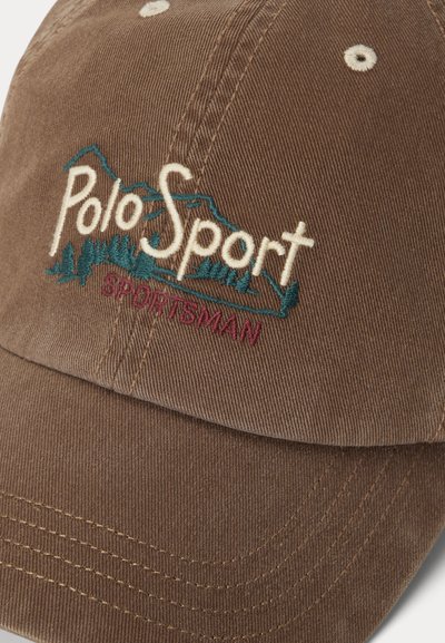 Καφέ καπέλο με κεντημένο κείμενο "Polo Sport" και "Sportsman" πάνω σε σχέδιο βουνού και δέντρου στο μπροστινό πάνελ.