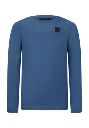 Niebieska koszulka z długim rękawem i okrągłym dekoltem, z małą czarną prostokątną naszywką z logo na lewej piersi.