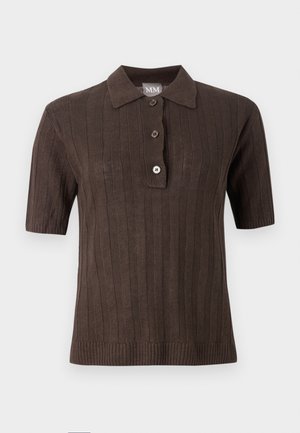 Polo en maille marron foncé à manches courtes avec côtes verticales, patte à trois boutons et col sur fond uni clair.