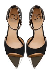 Pantofi cu toc înalt din piele neagră, cu design cu vârf deschis, vârf ascuțit și accente metalice pe toc. Dispune de o curea decorativă.