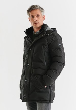 Czarna kurtka puchowa z kapturem, przednimi guzikami i zamkniętą kieszenią na piersi. Posiada pikowaną strukturę i boczne kieszenie dla dodatkowej funkcjonalności.