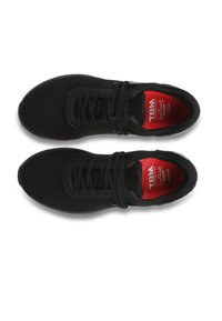 Zapatillas deportivas negras con parte superior de malla, punta redonda y suela de goma. Plantilla roja con marca. Cordones y detalles mínimos.