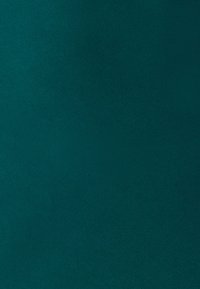 Tyrkysová látka s měkkou, matnou texturou, která vykazuje rovnoměrný povrch bez vzorů nebo akcentů. Vhodná pro čalounění nebo doplňky.