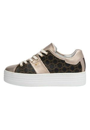 Sneaker con piattaforma caratterizzati da una tomaia nera a motivo, dettagli metallici dorati, suola bianca e dettagli in pelle beige a contrasto.