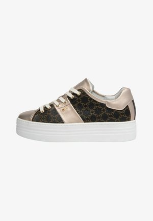 Platform sneakers met een zwarte patroon bovenkant, metallic gouden accenten, witte zool en contrasterende beige leren details.
