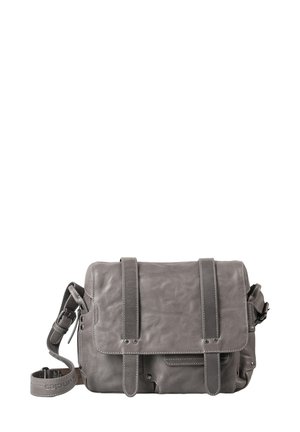 Borsa a tracolla in pelle grigia con chiusura a battente, due cinghie frontali e una tracolla regolabile. Texture liscia e hardware minimale.