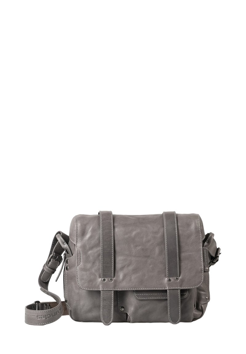 Borsa a tracolla in pelle grigia con chiusura a battente, due cinghie frontali e una tracolla regolabile. Texture liscia e hardware minimale.