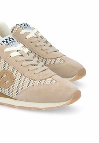Sneaker beige con un motivo intrecciato sui lati, parte superiore in suede, lacci bianchi e suola in gomma testurizzata. Accentuate con un logo.
