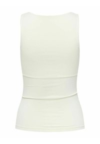 Top blanco sin mangas con una tela suave y elástica que se ajusta al cuerpo y tiene un escote curvado. Detalles de costura en la cintura.