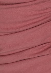 Rekbare stof in een stoffige rozenkleur, met een zachte, geweven textuur en subtiele horizontale plooien en draperingdetails.