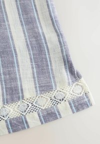 Tessuto a righe in viola e bianco, con un delicato bordo in pizzo caratterizzato da motivi geometrici. Tessuto leggero e testurizzato.