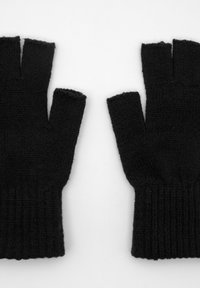 Guanti neri senza dita realizzati in tessuto lavorato a maglia, con polsini a coste e dita tagliate per una maggiore destrezza.