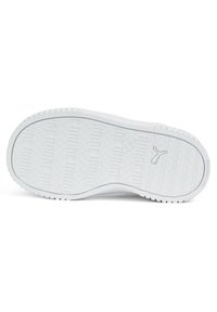 Fehér sneaker talp textúrált, nem nyomot hagyó gumifelszínekkel. Vízszintes és függőleges vonalak mintázatával és logóval díszített.