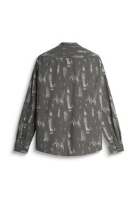 Camisa gris de manga larga con un patrón abstracto blanco contrastante, un ajuste relajado y puños con botones. Textura de tela suave.