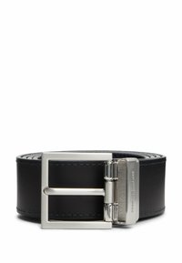 Czarny skórzany pasek z prostokątną srebrną klamrą, z gładkim wykończeniem i niebieskimi przeszyciami wzdłuż krawędzi.