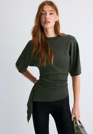 Stradivarius, ASYMMETRIC SHORT SLEEVE T-SHIRT - T-shirts print - khaki