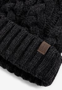 Next KNITTED POM HAT - Czapka