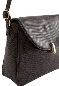 Brun strukturerad handväska med ett geometriskt mönster, guldiga detaljer och ett fällbart lock. Har en avtagbar axelrem.