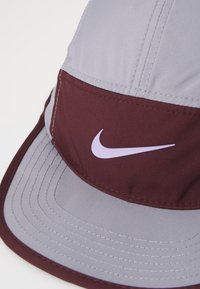 Nike Performance FLY UNISEX - Nokkmüts - cement grey/burgundy crush/anthracite/hydrangeas