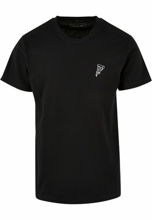Zwarte katoenen T-shirt met korte mouwen, ronde hals en een wit geborduurd pizzastuklogo op de linkerborst. Eenvoudig ontwerp.