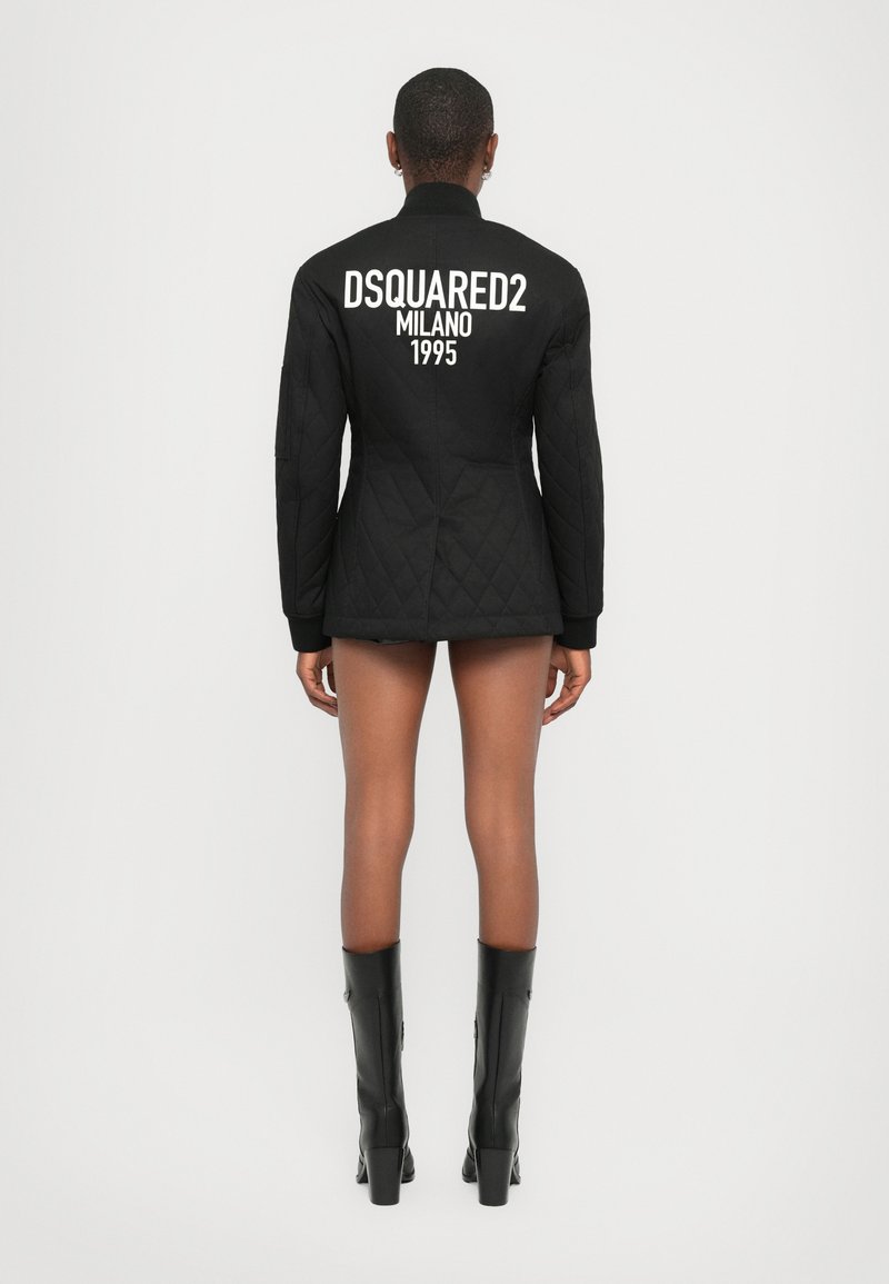 Giacca nera trapuntata con colletto alto e maniche lunghe, con la scritta bianca "DSQUARED2 MILANO 1995" sulla schiena.
