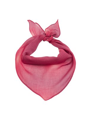 Różowy lekki szal z tkaniny, złożony i związany luźnym węzłem, ukazujący miękką, półprzezroczystą fakturę i trójkątny kształt.